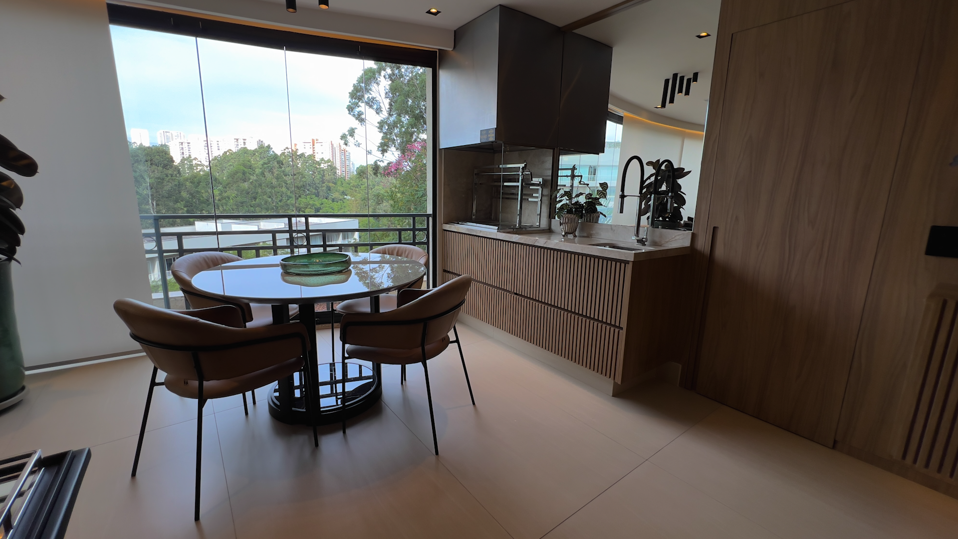 Varanda gourmet integrada à área social do apartamento Terraços Tamboré
